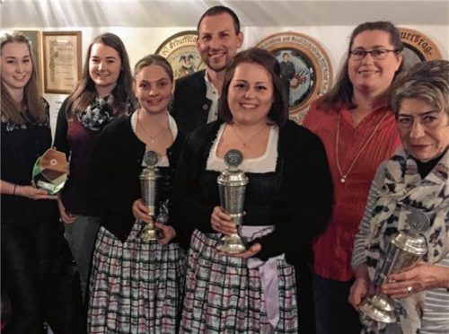 So sehen Siegerinnen aus (von links): Zwei Mitglieder des Mannschaftssiegers SG Alpenblick Beyharting sowie mit ihren Wanderpokalen die Einzelsiegerinnen Michaela Paul, Sabine Fischer und Elfriede Kiesmüller sowie (hinten) Christian Lack und Christa Brixner.