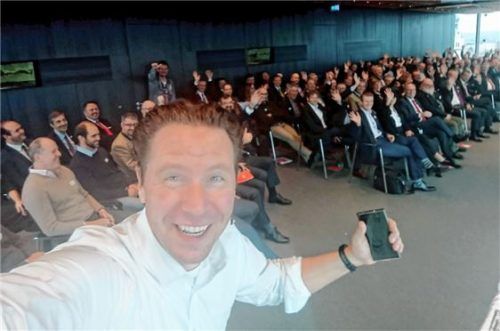 „Social ist kein Kanal, sondern ein Grundprinzip“: Referent Prof. Dr. Klemens Skibicki beim Selfie mit den Vertretern des Landkreises und der Kommunen beim Kommunalforum der Sparkasse Rosenheim-Bad Aibling. Foto  Skibicki