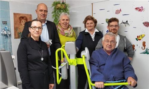 „Sonnenstern“ spendet Wannenlift