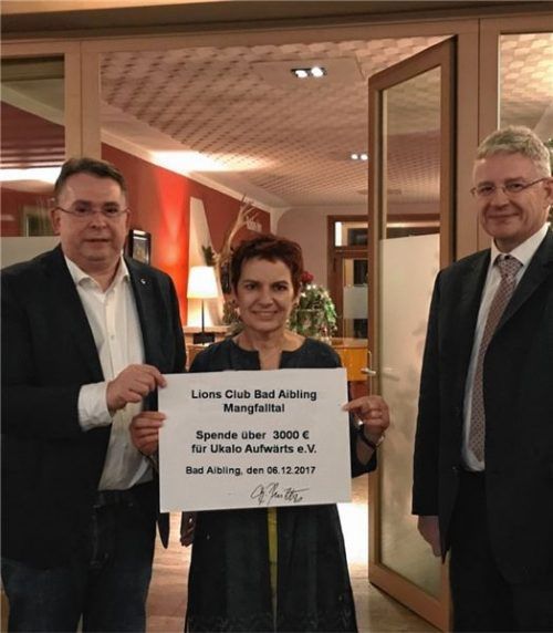 Spendenübergabe des Lions Clubs Bad Aibling-Mangfalltal an Dr. Marianne Weber-Keller, Vorsitzende des Vereins „Ukalo – Aufwärts“.