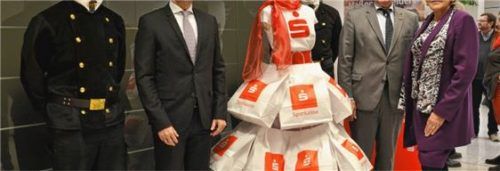 spk ausstell maßgeschneidert re
Maßgeschneidert: Zum Dank fertigte Maßschneider-Obermeisterin Monika Reiter (rechts) für die Sparkasse ein Kleid mit Rock aus Papiertüten. Enthüllt haben es bei der Ausstellungseröffnung Schirmherr Franz Xaver Peteranderl, Präsident der Handwerkskammer für München und Oberbayern (2.v.r.), und Karl Göpfert, Vorstandsmitglied der Sparkasse Rosenheim-Bad Aibling (2.v.l.) mit den Vertretern der Kaminkehrer.Foto re