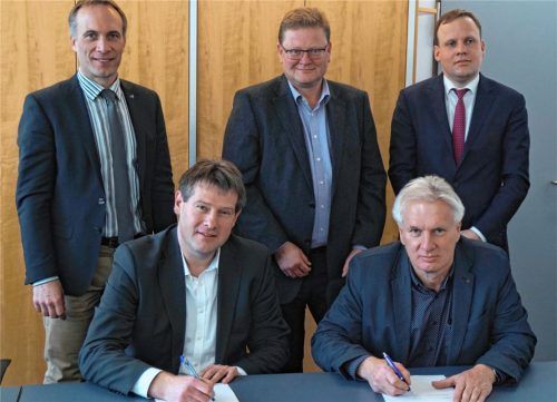 Stadtwerke-Geschäftsführer Herbert Lechner (vorne von links) und Anton Erb, Geschäftsführer der Energienetze Bayern, bei der Vertragsunterzeichnung gestern im Rathaus mit Bürgermeister Robert Pötzsch (hinten von links), Norbert Kindermann, Geschäftsführer der Energie Südbayern, und Dr. Heinrich Lange, Mitgeschäftsführer der neuen, gemeinsamen Kooperationsgesellschaft.Foto  hg