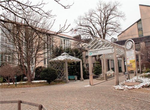 Standortgarantie: Landrat Wolfgang Berthaler und Peter Lenz, Geschäftsführer des Romed-Klinikverbundes, wollen das Krankenhaus in Bad Aibling unbedingt erhalten. Foto REisner