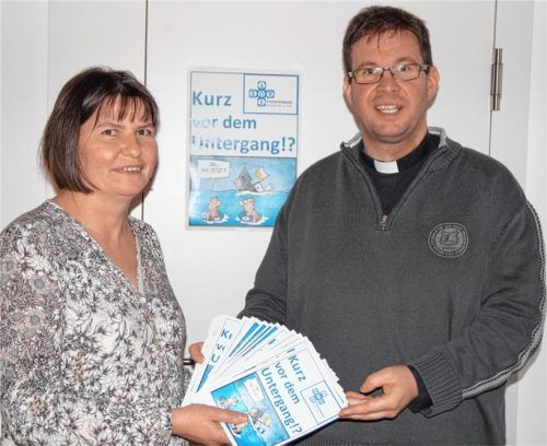 Steht das Kirchenschiff kurz vor dem Untergang? Damit das im Pfarrverband Kraiburg grade nicht passiert, wollen Pfarrer Michael Seifert und Pastoralreferentin Christina Fraunhofer mehr erfahren über die Bedürfnisse und Erwartungen der Menschen, ob sie nun zur Kerngemeinde gehören oder kirchenfern sind. Aus diesem Grund haben sie zusammen mit Ehrenamtlichen aus dem Pfarrverbandsrat einen Fragebogen erarbeitet, der – wenn viele mitmachen – zu einem Wegweiser in die seelsorgerliche Zukunft im Pfarrverband werden könnte.Foto  hg