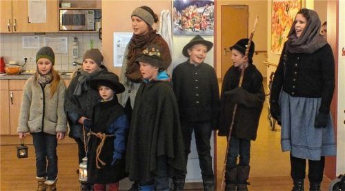 Stephanskirchener Klöpfelkinder zu Besuch im Leonhardihof