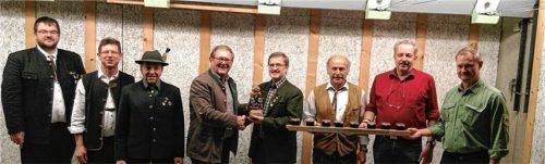 Strahlende Gesichter (von links): Martin Mangstl, Franz Binsteiner, Anton Ruhdorfner, Bürgermeister Norbert Strahllechner, Otto Mittermaier, Alfred Schneider, Josef Huber und Josef Bühn.