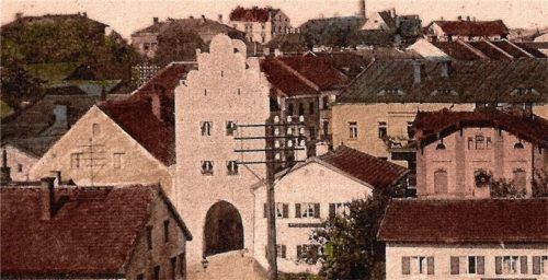 Strommasten in Neumarkt-St. Veit: Vor 100 Jahren hielt die neue Technik Einzug in Neumarkt-St.- Veit.Foto jaw
