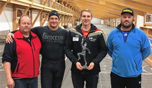 SVU-Hauptorganisator Christoph Neugirg (von links) mit dem österreichischen Rekord-Weltmeister Bernhard Patschg, Kraftlackl-Titelverteidiger Markus Schätzl vom SV Oberbergkirchen und dem Drittplatzierten Peter Rottmoser vom SV Schechen. Foto  kam