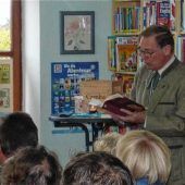 Theo Auer stellt in Halfing seinen Roman vor