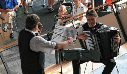 Thomas Breitsameter (links) und Janusz Myschur spielen Salonmusik.