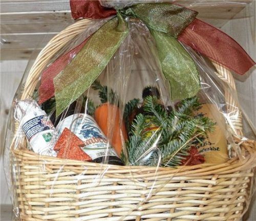 Tipp, nicht nur zu Weihnachten: Im Getränkemarkt Wiesholzer gibt es schöne Geschenkkörbe mit einer Auswahl erlesener Schmankerl.