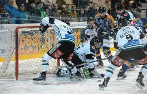 Torhüter Michael Boehm hatte in seinem ersten Spiel für die Starbulls Rosenheim gleich einiges zu tun.Fotos Ruprecht