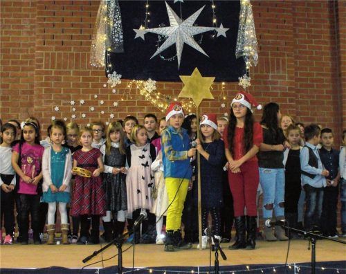 Traditionell führen die Grasis bei ihrer Weihnachtsfeier verschiedene Darbietungen vor. Foto lt