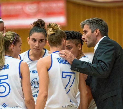 Trainer Georg Eichler schwört seine Wasserburger Damen auf die Eurocup-Partie in Frankreich ein.