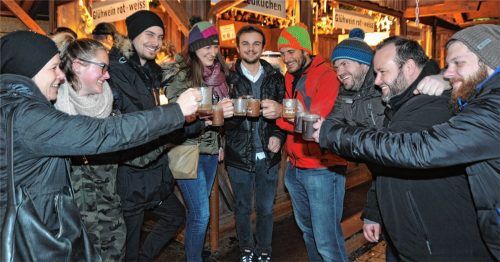 Treffpunkt Glühweinstand: Den Christkindlmarktbesuchern schmeckt’s. Foto Schlecker