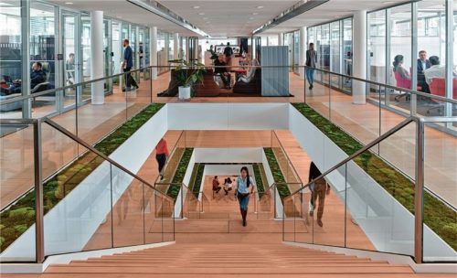 Treppe der Innovation: Breite Stufen verbinden die Stockwerke im Steelcase Learning & Innovation Center in München, das aus Steelcase Rosenheim hervorging.Fotos Stc