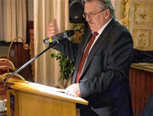 Tritt er zur Bürgermeisterwahl noch mal an? Gemeindechef Siegfried Fischer machte bei der Bürgerversammlung solche Andeutungen.Foto  Huber