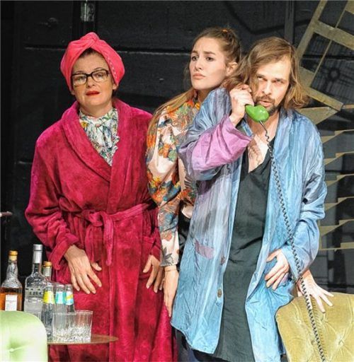Turbulent geht es bei der „Komödie im Dunkeln“ im Theater Wasserburg zu.Foto lamm