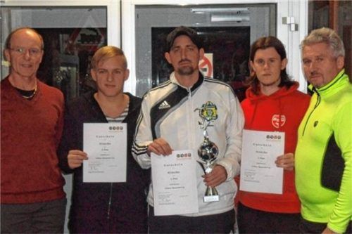 Turnierleiter Josef Westenkirchner, Manuel Freiberger von Lok Lattendicht, Peter Nefzger vom Turniersieger SV Lohhofer Brasilianos, Manuel Kraus von den BSC Beach Boyz und Globus Baumarktleiter Mathias Machazzi. Foto  re