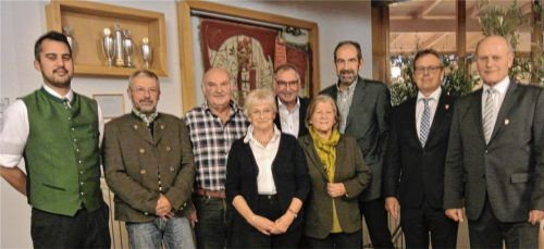 TV-Vorstand Anton Kammerloher (rechts) mit einem Teil der langjährigen Mitglieder. Für 25, 40, 50 und 60 Jahre Treue zum Verein wurden sie während des Ehrungsabends gewürdigt.Fotos Merk