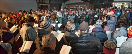 Über 200 Sangesfreudige kamen kurz vor Weihnachten 2016, um mit Ernst Schusser vom Volksmusikarchiv Oberbayern Weihnachtslieder anzustimmen. Vor einem Jahr trafen sich Groß und Klein im Wendelsteinpark, heuer wieder vor der Bühne des Christkindlmarktes auf dem Marktplatz. Foto Archiv Berger