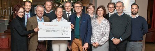 Über die insgesamt 15000 Euro freuen sich stellvertretend für ihre Einrichtungen Dr. Dörte Fauteck, Ärztliche Direktorin und Chefärztin an der Klinik St. Irmingard (rechts hinter dem Scheck), Prof. Dr. Josef Stadler, Chefarzt an der Romed-Klinik Prien (links hinter dem Scheck), Dietolf Hämel, Geschäftsführer der Klinik St. Irmingard (Zweiter von links), Dr. Andreas Schnelzer, Chefarzt an der Romed-Klinik Rosenheim (Sechster von links) und Gabriele Brückner, Geschäftsführerin der Bayerischen Krebsgesellschaft (Dritte von rechts) mit weiteren in den Spendenlauf eingebundenen Akteuren und Sponsoren.Foto  Berger