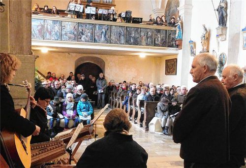 Überfüllt war die Petruskirche in Kirchloibersdorf beim Adventskonzert. Die Weinbergsänger und die Schneebergler Stubnmusi waren Garanten für echte boarische adventliche Volksmusik.Fotos  Unterforsthuber