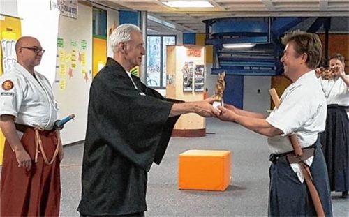 Übergabe des Drachen von Großmeister Punzet an Sieger Hohmann – im Hintergrund Sensei Dorfer und Meilner.