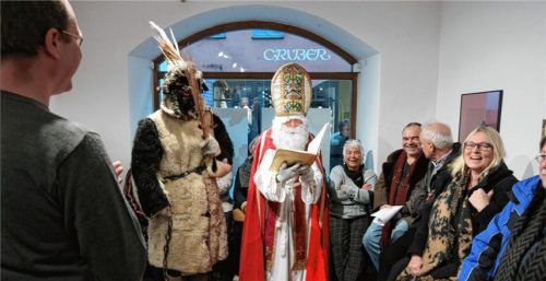 Überraschung bei der Vernissage: Der Nikolaus hatte im Ganserhaus Lob und Tadel für Mitglieder und den Vorstand des Wasserburger Kunstvereins dabei. Fotos  Michaelis