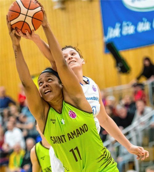 Um jeden Ball wurde gestern Abend hart gekämpft, auch wenn Wasserburgs Damen praktisch schon vor dem Spiel ausgeschieden waren. Foto Brei