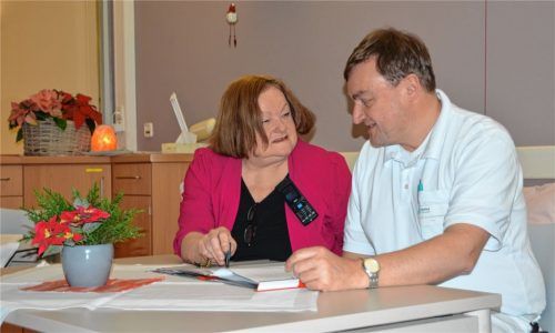 Unermüdlich für die Hospizbewegung unterwegs: Reinhilde Spies, hier im Gespräch mit Dr. Michael Schnitzenbaumer, Ärztlicher Leiter der Palliativstation im Romed-Klinikum Rosenheim. Foto simeth