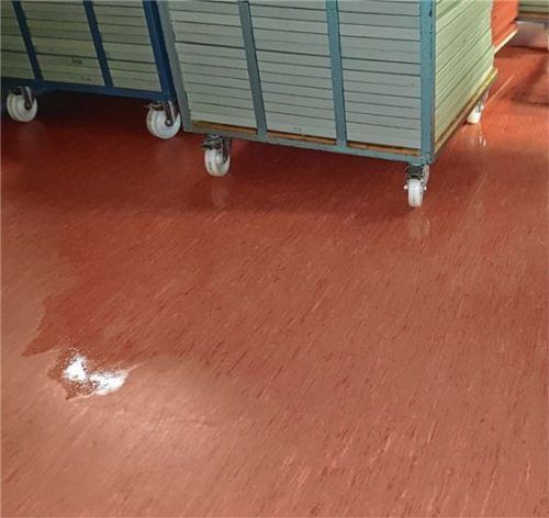 Unter den Rollwagen hindurch floß das Wasser über den Boden des Gerätelagers der Turnhalle.Foto Gemeinde