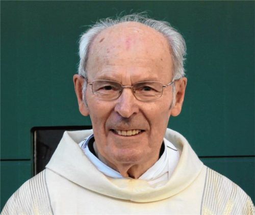 Unter großer Anteilnahme der Bevölkerung wurde Pater Josef Stemmer (†) auf dem Klosterfriedhof beigesetzt.Foto münch