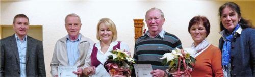 Urkunde und Ehrennadel gab’s für die langjährigen Mitglieder: Zweiter Vorsitzender Martin Winkler (links) und Vorsitzende Gertraud Polz (rechts) gratulierten Herbert Gnatz, Rosmarie Fischer, Alois Opperer und Elisabeth Krier (von links). Auf dem Bild fehlen Barbara Holzinger und Irmgard Holzner.Foto ni