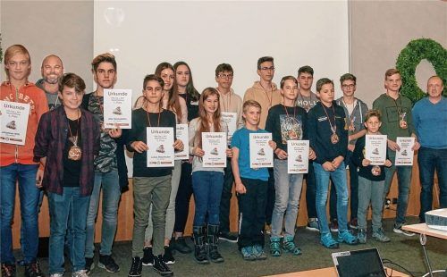 Urkunden, Gutscheine und Lebkuchenblumen gab es bei der Siegerehrung des MTB-Juniorteams des LG Mettenheim für dessen erneuten Spitzenplatz unter den Mannschaften und die vielen hervorragenden Einzelleistungen beim Pölz-Cup 2017, worüber sich auch Abteilungsleiter Radsport, German Hötzinger, (rechts) und Co-Trainer Klaus Werkstetter (Zweiter von links) freuten. Fotos  kch