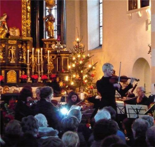 Verena Fitz (Violine) mit dem Rimstinger Kammerorchester. Foto  Füchtner