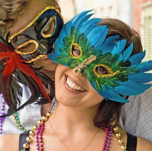 Vertrauen und Respekt für den festen Partner sollten auch im Karnevalstrubel jederzeit gewahrt bleiben. Foto djd/LoveScout24/thx