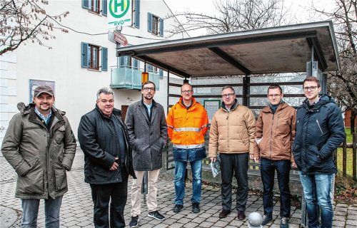 Vertreter der Gemeinde Daniel Wendrock und Bürgermeister Marinus Schaber, Jan-Lukas Knoll und Peter Perfler freuen sich mit Busbetreiber Wolfgang Ettenhofer sowie Thomas Uhlmann und Sebastian Lux vom Münchener Verkehr- und Tarifverbund (MVV) (von links) an der Rotter Start-Haltestelle „Bräustüberl“ der Buslinie 444 nach Aßling. Foto  Kirchgraber