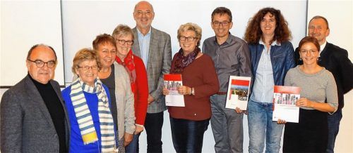 Vertreter der Stadtratsfraktionen bei einer Informationsveranstaltung der Verwaltung rund um das Thema „Integration Neuzugewanderter“: (von links) Karl-Heinz Brauner (Bündnis 90/Die Grünen), Maria Knott-Klausner (FDP), Dritte Bürgermeisterin Dr. Beate Burkl (Freie Wähler/UP), Elisabeth Jordan (SPD), Werner Pichlmeier (Soziale Stadt), Ursula Meishammer (CSU), Günther Wunsam (CSU), Christine Mayer (Sozialamt), Katharina Zeh (Soziale Stadt) und Christian Meixner (Sozialamtsleiter). Foto re
