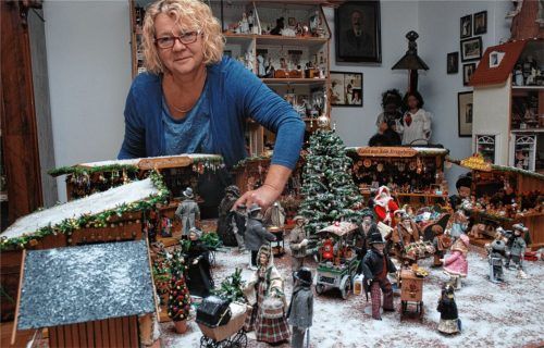 Viel Arbeit und Leidenschaft steckt in dem Christkindlmarkt in Miniaturgröße. Carolin Tille baut diesen jedes Jahr in der Adventszeit wieder neu auf.Fotos  hi