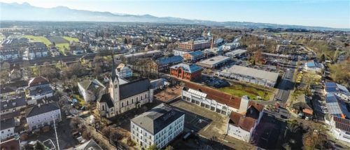 Viele Projekte stehen auch im neuen Jahr in Kolbermoor an, unter anderem die Sanierung des Feuerwehrhauses samt Schulturnhalle (rechts neben der Kirche).Foto Buhleier