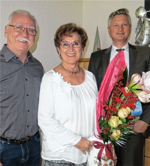 Vielfältig engagiert sind Gabriele und Günter Sander, hier mit Bruckmühls Bürgermeister Richard Ruhland. Foto Baumann