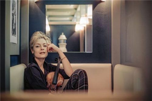 Violinsolistin Verena Fitz spielt in Rimsting. Foto re