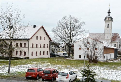 Vogtareuth im Aufschwung – dank der Dorferneuerung, die vieles bewegen wird. Im Bild Pfarrhof samt Kirche St. Emmeram.Foto amf