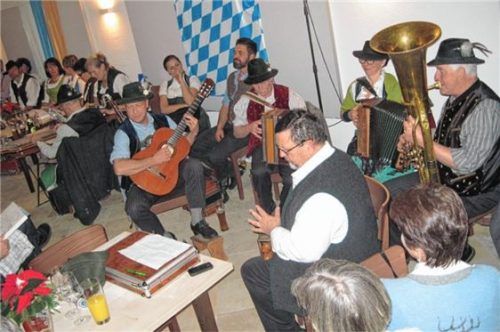Von der „Freundschaftsmusi“ wurde auch Moderator Karl-Heinz Fürst als Löffelschlager eingespannt.Foto  igr