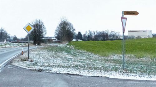 Von Höhfelden aus soll auf der rechten Seite die Lücke des Radwegs Richtung Wasserburg geschlossen werden. Foto  Burlefinger