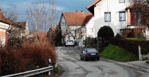 Vor dem östlichen Ortsausgang endet der Gehsteig in der Mühldorfer Straße derzeit an einer Mauereinfassung. Foto  Bauer