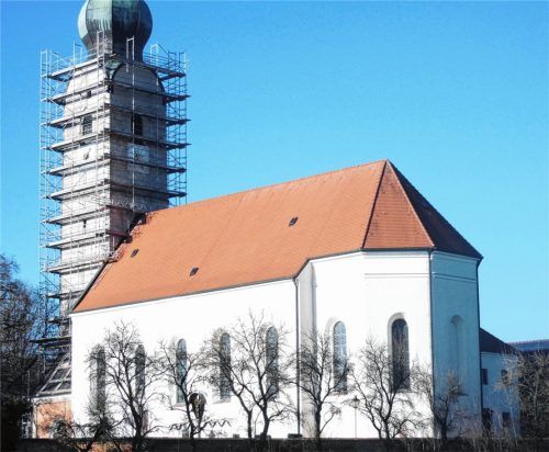 Vor sechs Jahren lösten sich Steine aus dem Simsrand des Kirchturms, mittlerweile sind auch Schäden an den Dachhölzern festgestellt worden. Im Frühjahr könnte es mit den Sanierungsarbeiten losgehen. Foto  Fill