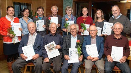 Vorsitzende Doris Bernhofer (stehend, Zweite von links) ehrte die treuen SLV-Mitglieder (stehend von links) Stefanie Erben, Hans Schneeweis, Alfred Schießl, Klara Kaufmann, Katrin Zeitler, Ursula Schneeweis, Wilhelm Mehlhart, (sitzend von links) Peter Pertl, Lothar Obermaier, Günter Obermaier, Edi Klauser und Johann Aufschneider. Foto  Berger