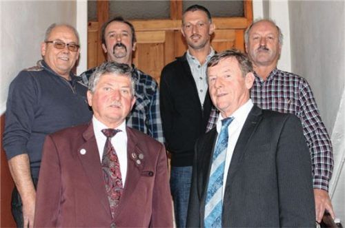Vorsitzender Sepp Greißl und Bürgermeister Alfons Linner (von links vorne), Josef Stiglmeier, Ludwig Eder, Matthäus Huber und Michael Stöckl (hinten von links). Foto  Wittmann
